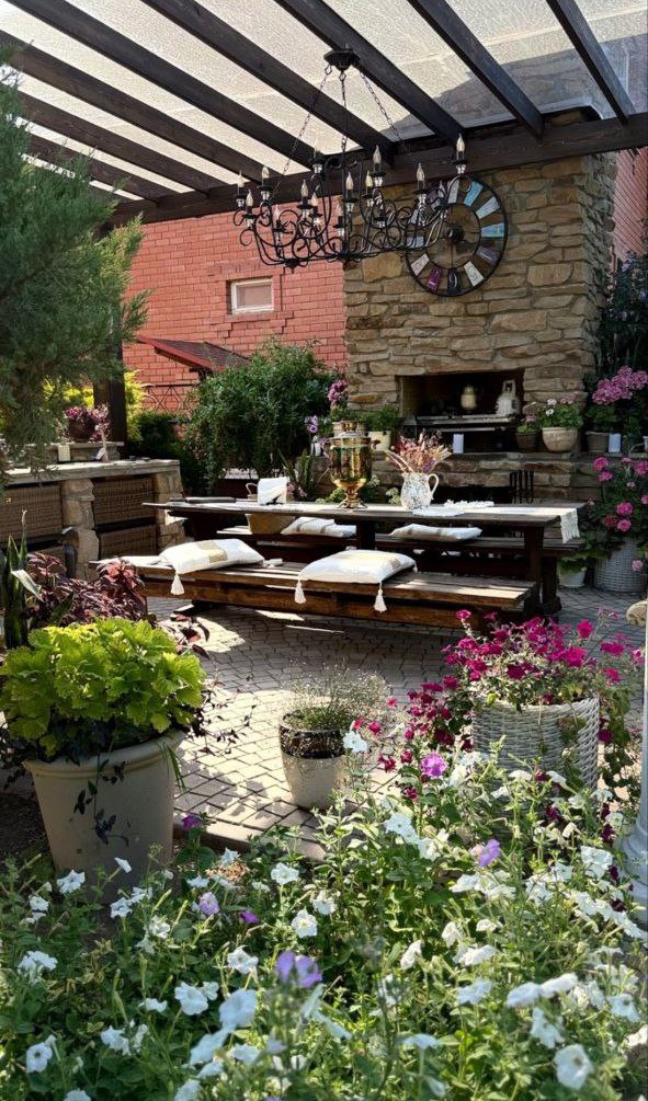 Галерея для новости 1 Когда люстра становится сердцем дома — даже на открытом воздухе