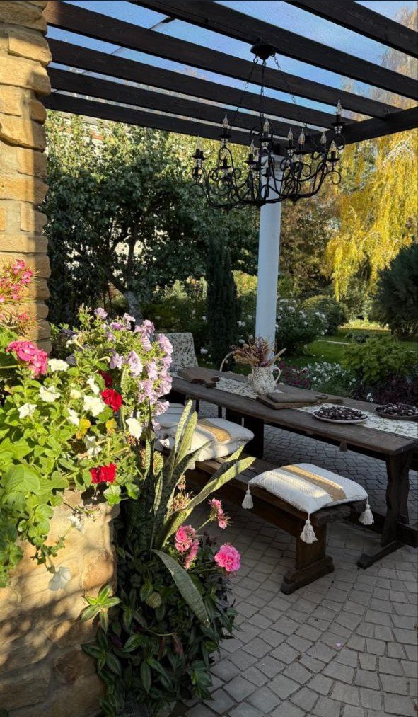 Галерея для новости 3 Когда люстра становится сердцем дома — даже на открытом воздухе